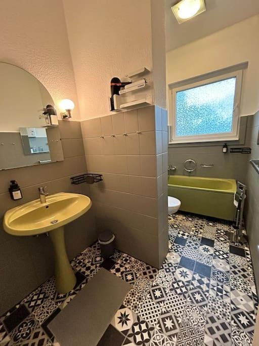 Duplex Apartment Ullstein- 4 Bedrooms, 2 Bathrooms, Living Room, 2 Parking Spaces, Boxspringbeds, Family & Business Apartment! Berlin Bagian luar foto