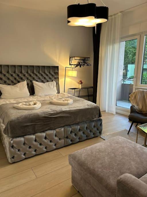 Duplex Apartment Ullstein- 4 Bedrooms, 2 Bathrooms, Living Room, 2 Parking Spaces, Boxspringbeds, Family & Business Apartment! Berlin Bagian luar foto