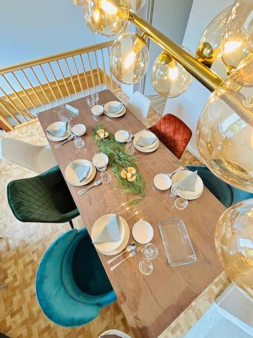 Duplex Apartment Ullstein- 4 Bedrooms, 2 Bathrooms, Living Room, 2 Parking Spaces, Boxspringbeds, Family & Business Apartment! Berlin Bagian luar foto