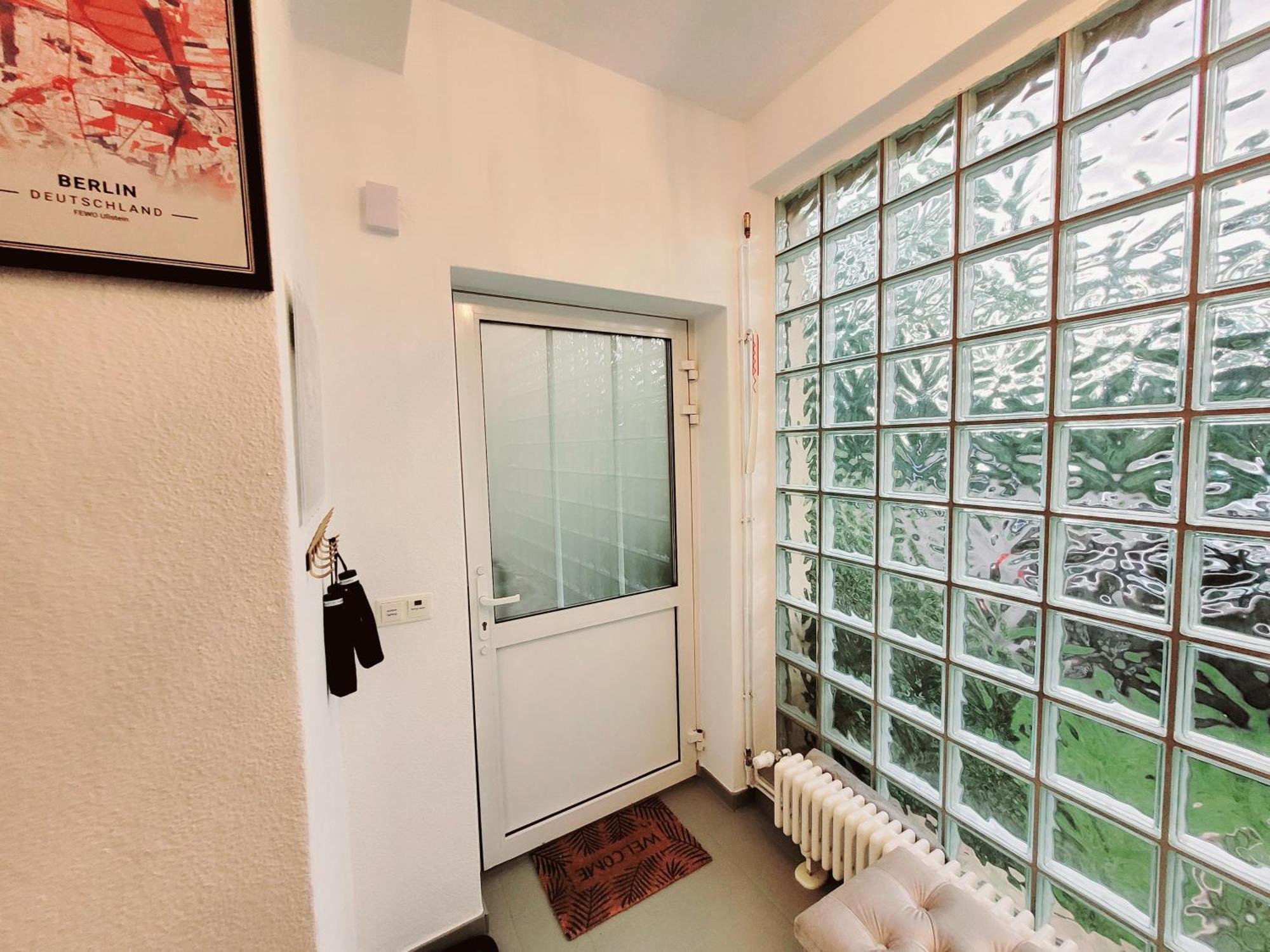 Duplex Apartment Ullstein- 4 Bedrooms, 2 Bathrooms, Living Room, 2 Parking Spaces, Boxspringbeds, Family & Business Apartment! Berlin Bagian luar foto